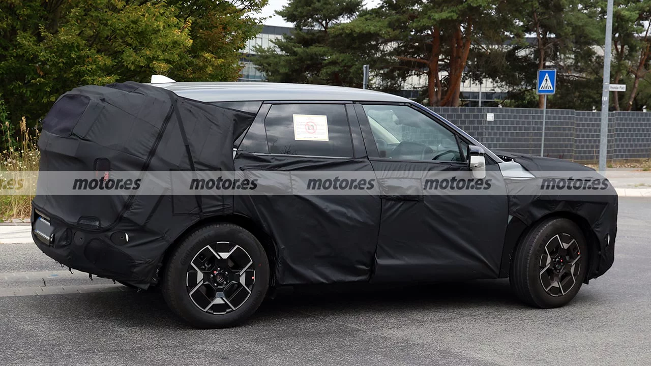Zadní část silně maskovaného SUV, které Motor.es označuje za novou Kia Sportage