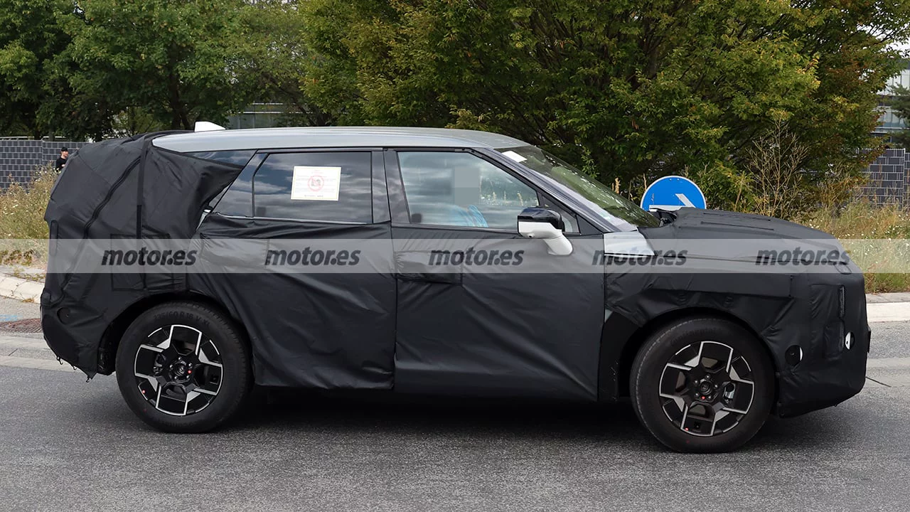 Boční profil silně maskovaného SUV, které Motor.es označuje za novou Kia Sportage