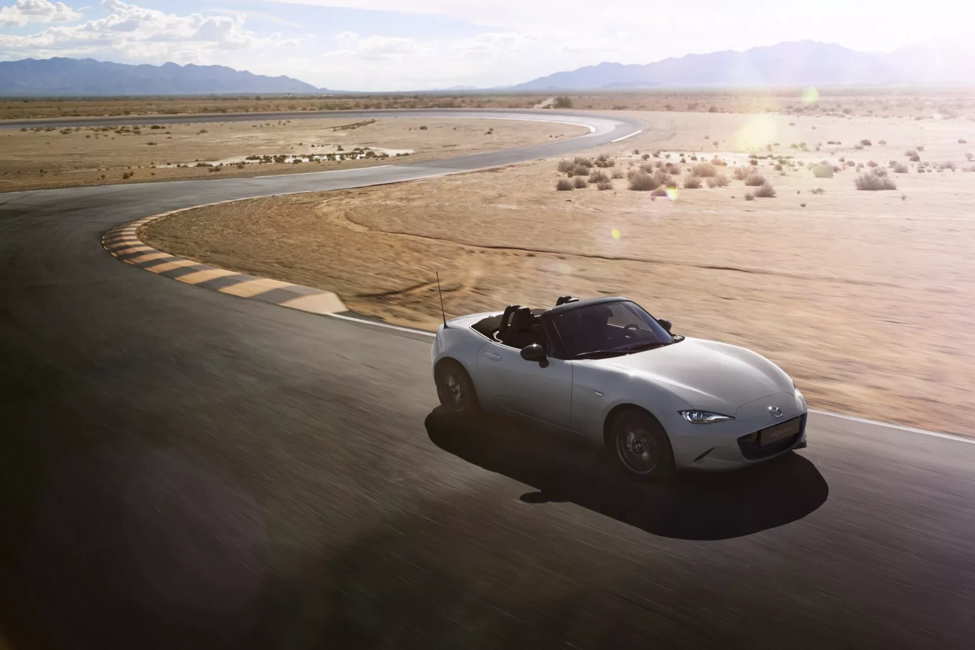 Současná Mazda MX-5 ND při jízdě na okruhu