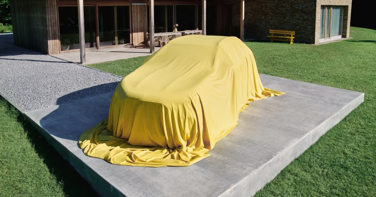 Oficiální upoutávka na premiéru nového Mercedes-Benz GLA se zakrytým vozem