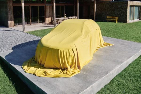Oficiální upoutávka na premiéru nového Mercedes-Benz GLA se zakrytým vozem