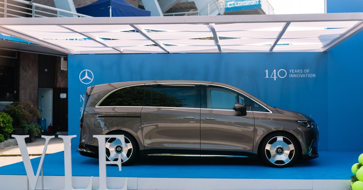 Mercedes-Benz VLE v bocnim profilu na expozici na turnaji WTA Livesport Prague Open 2026