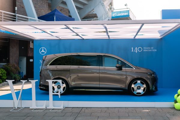 Mercedes-Benz VLE v bocnim profilu na expozici na turnaji WTA Livesport Prague Open 2026