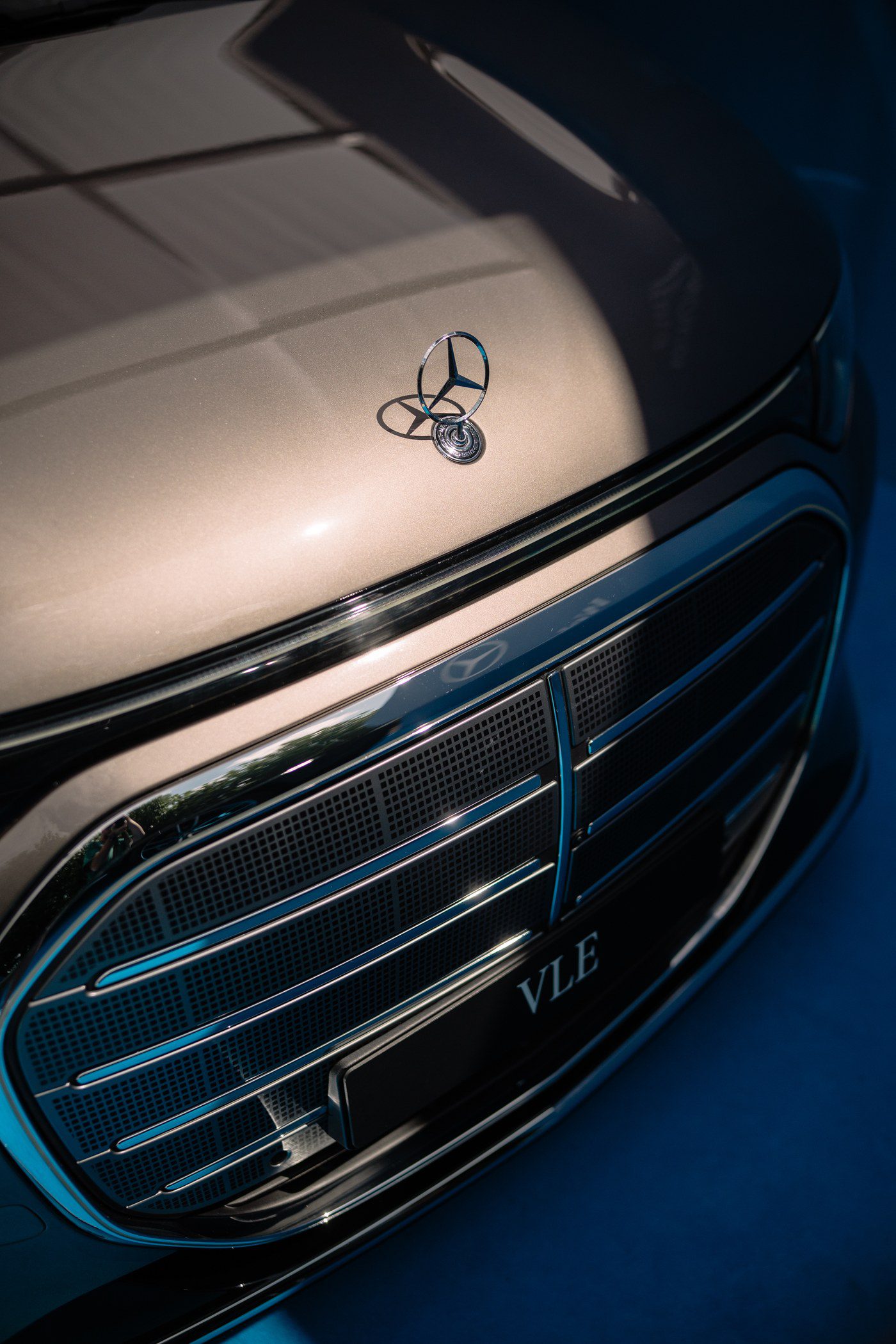 Detail přední masky Mercedes-Benz VLE s označením VLE a hvězdou na kapotě