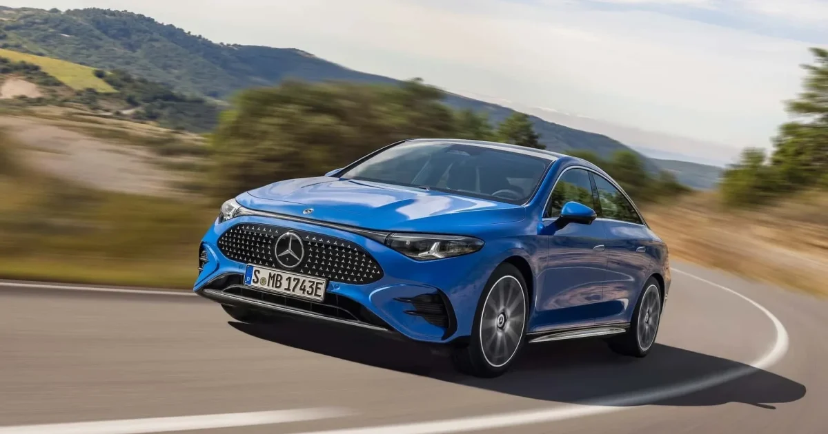 Mercedes-Benz CLA nové generace za jízdy - přední tříčtvrtinový pohled