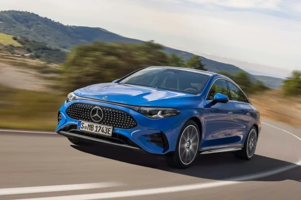 Mercedes-Benz CLA nové generace za jízdy - přední tříčtvrtinový pohled