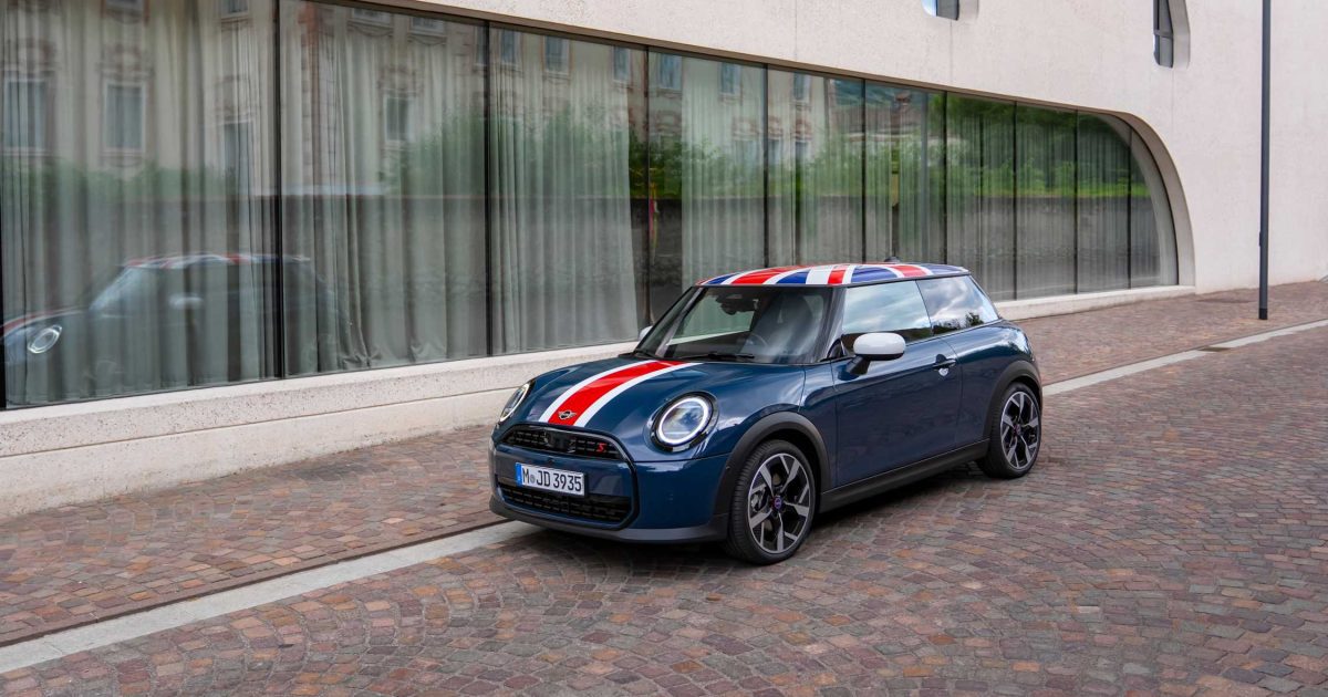 MINI Cooper S Oxford Edition s britskou vlajkou na střeše