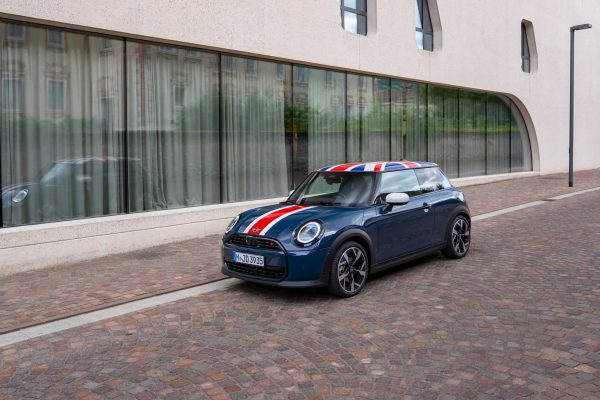 MINI Cooper S Oxford Edition s britskou vlajkou na střeše