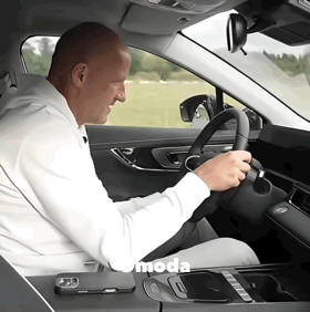 Omoda 5 - tester drží uvolněný volant a horní část sloupku řízení