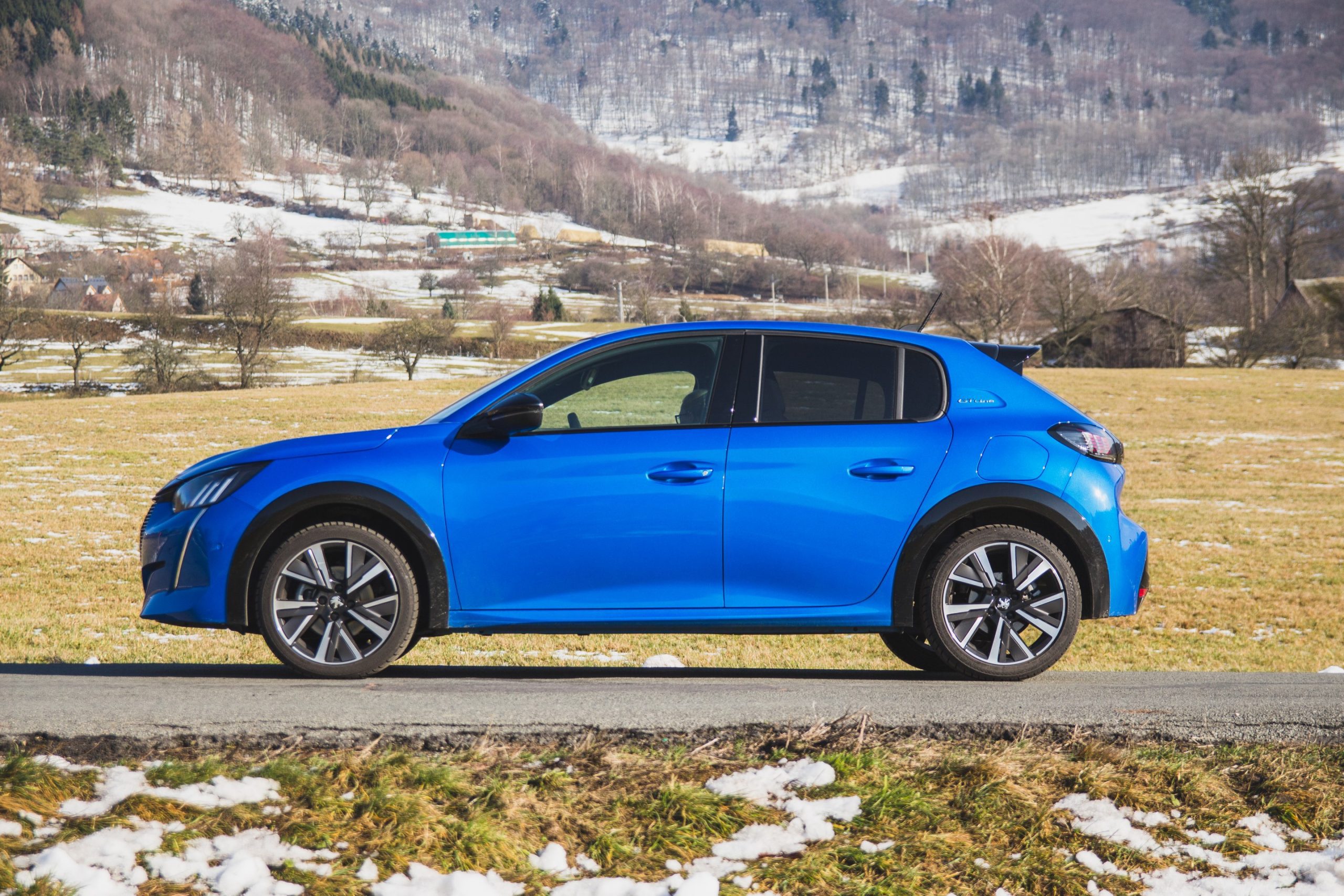 Peugeot 208 současné generace z boku