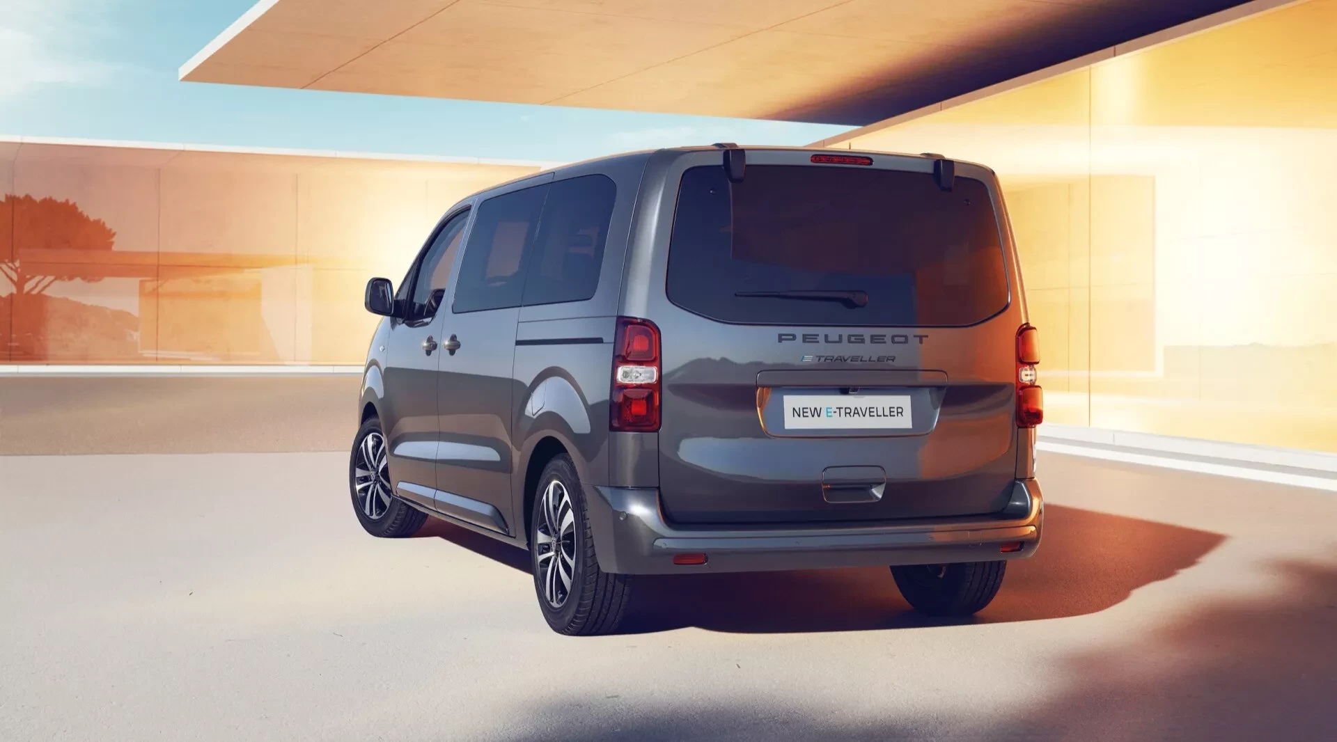 Peugeot E-Traveller, MPV, pohled zezadu