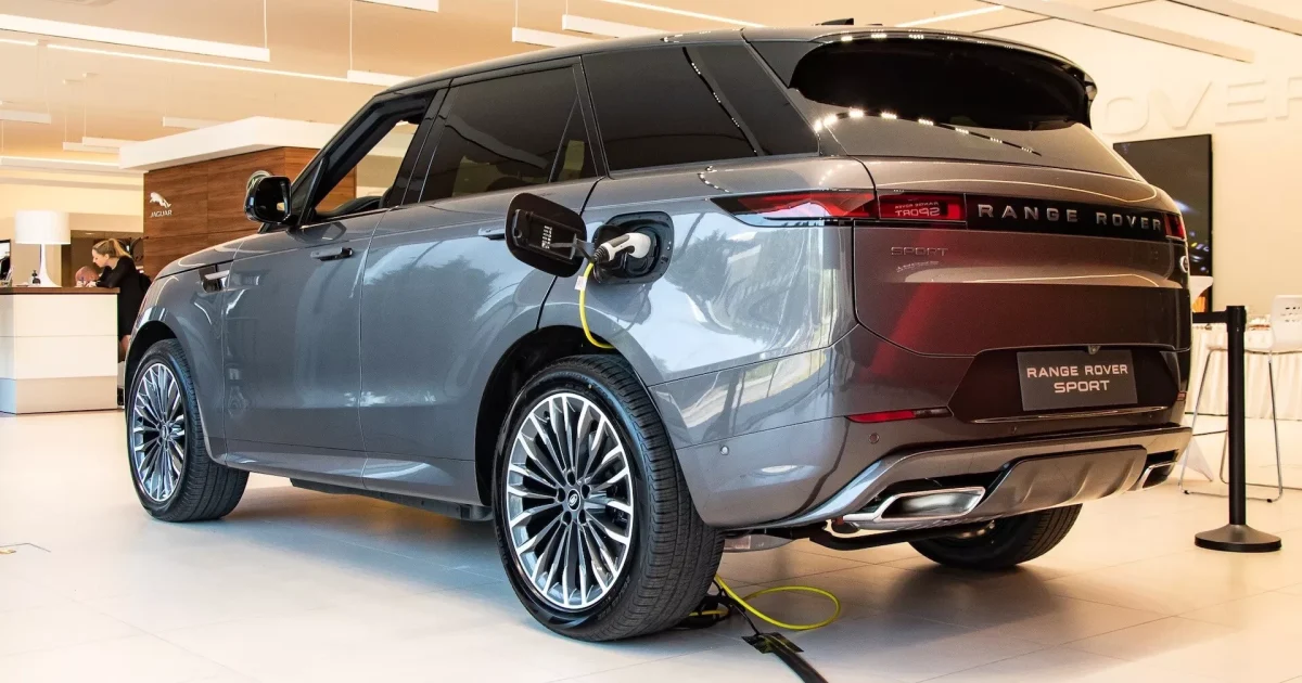 Současný plug-in hybridní Range Rover Sport při nabíjení
