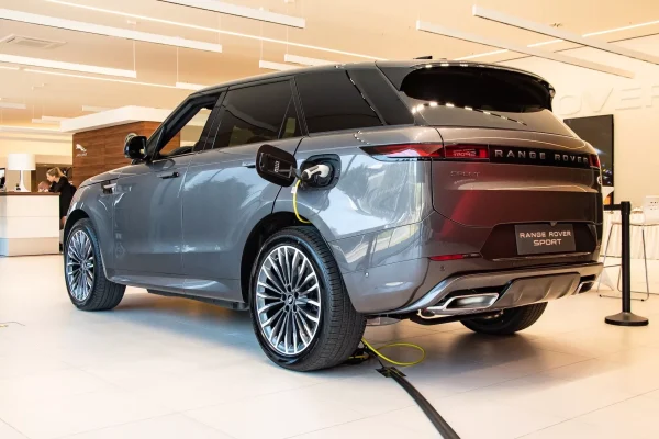 Současný plug-in hybridní Range Rover Sport při nabíjení