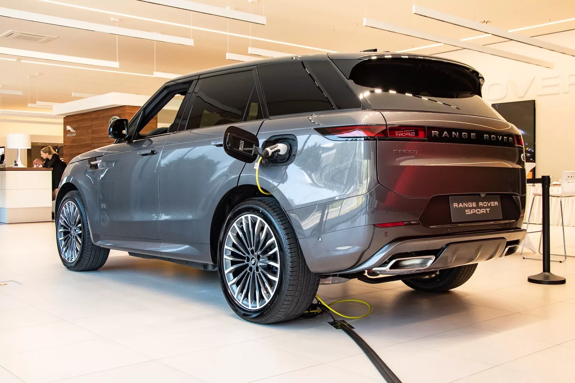 Současný plug-in hybridní Range Rover Sport při nabíjení