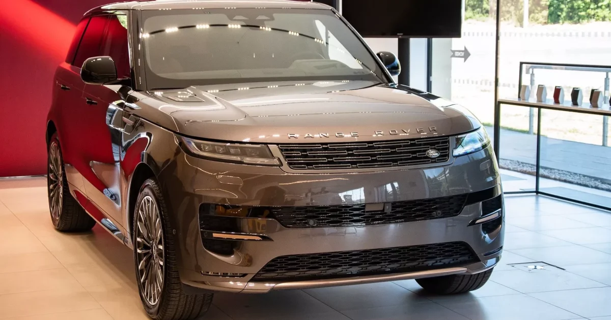 Současný Range Rover Sport zepředu v showroomu