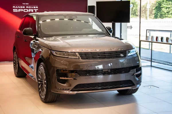 Současný Range Rover Sport zepředu v showroomu