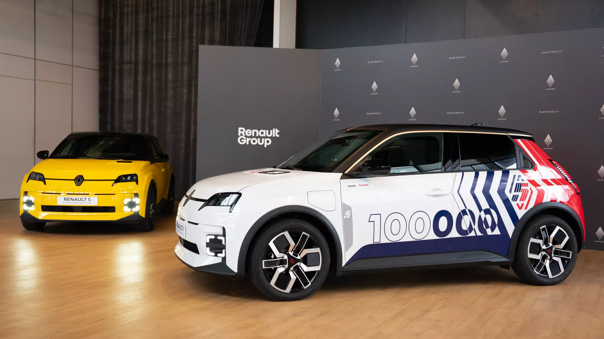 Dva vozy Renault 5 E-Tech při oslavě výrobního milníku ElectriCity