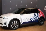 Jubilejní Renault 5 E-Tech připomíná výrobní milník francouzských závodů