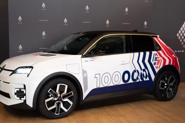 Jubilejní Renault 5 E-Tech připomíná výrobní milník francouzských závodů