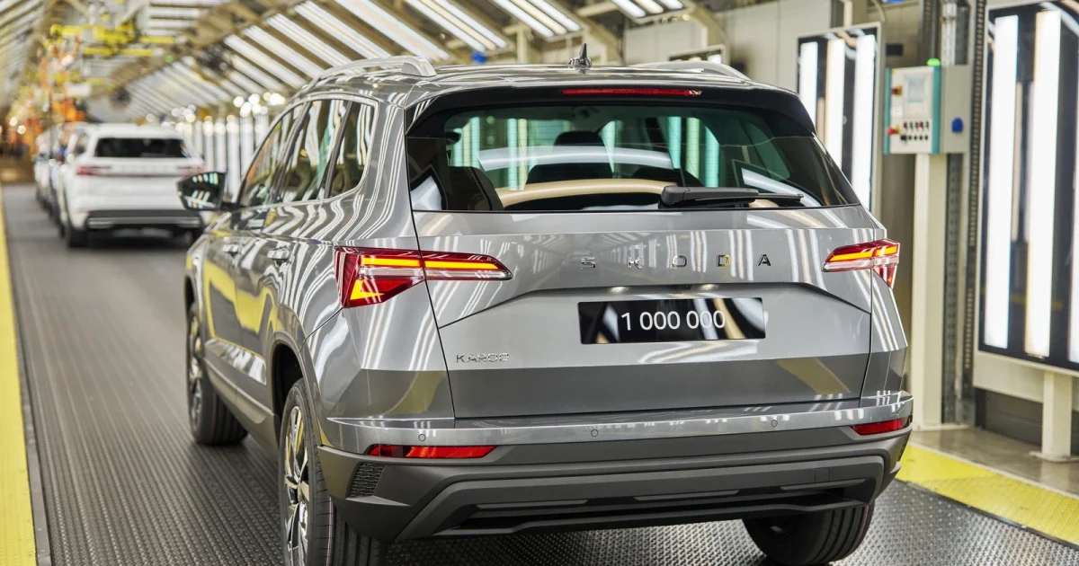 Miliontý Škoda Karoq v šedé barvě Graphite na výrobní lince v Kvasinách, pohled zezadu