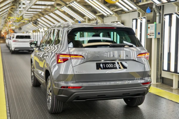 Miliontý Škoda Karoq v šedé barvě Graphite na výrobní lince v Kvasinách, pohled zezadu