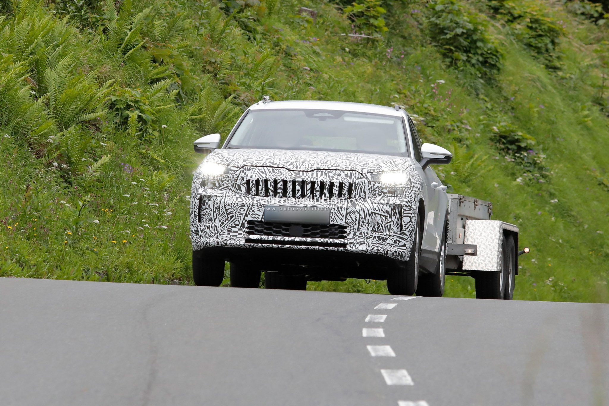 Maskovaný prototyp Škoda Kodiaq facelift při testování zepředu