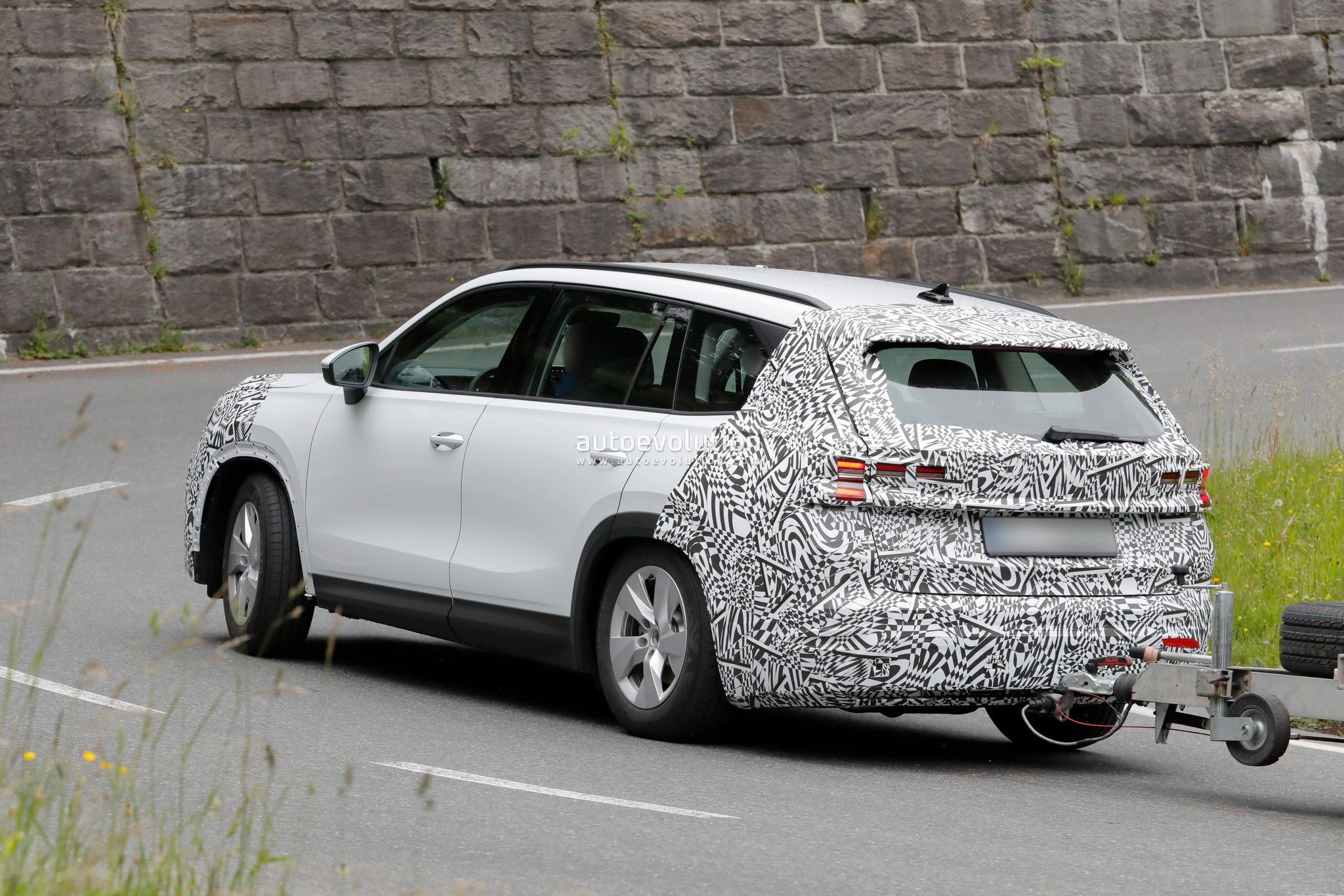 Maskovaný prototyp Škoda Kodiaq facelift při testování zezadu