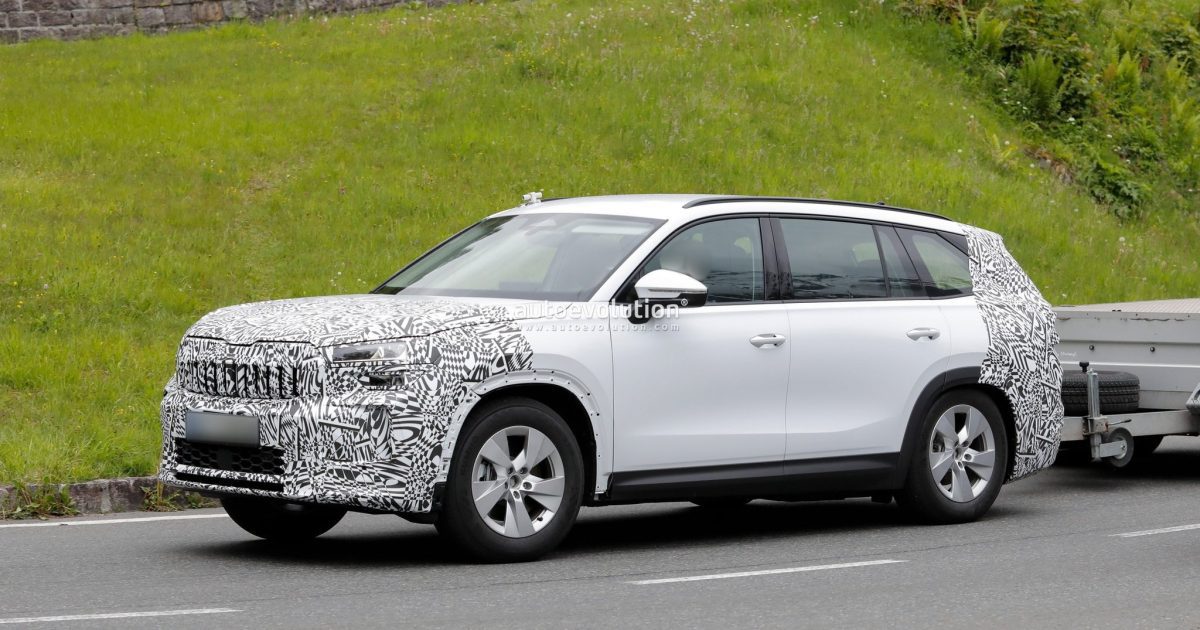 Maskovaný prototyp Škoda Kodiaq facelift při testování z boku