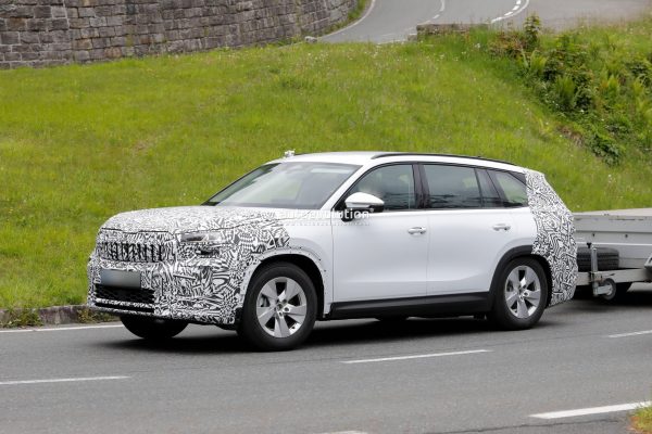 Maskovaný prototyp Škoda Kodiaq facelift při testování z boku