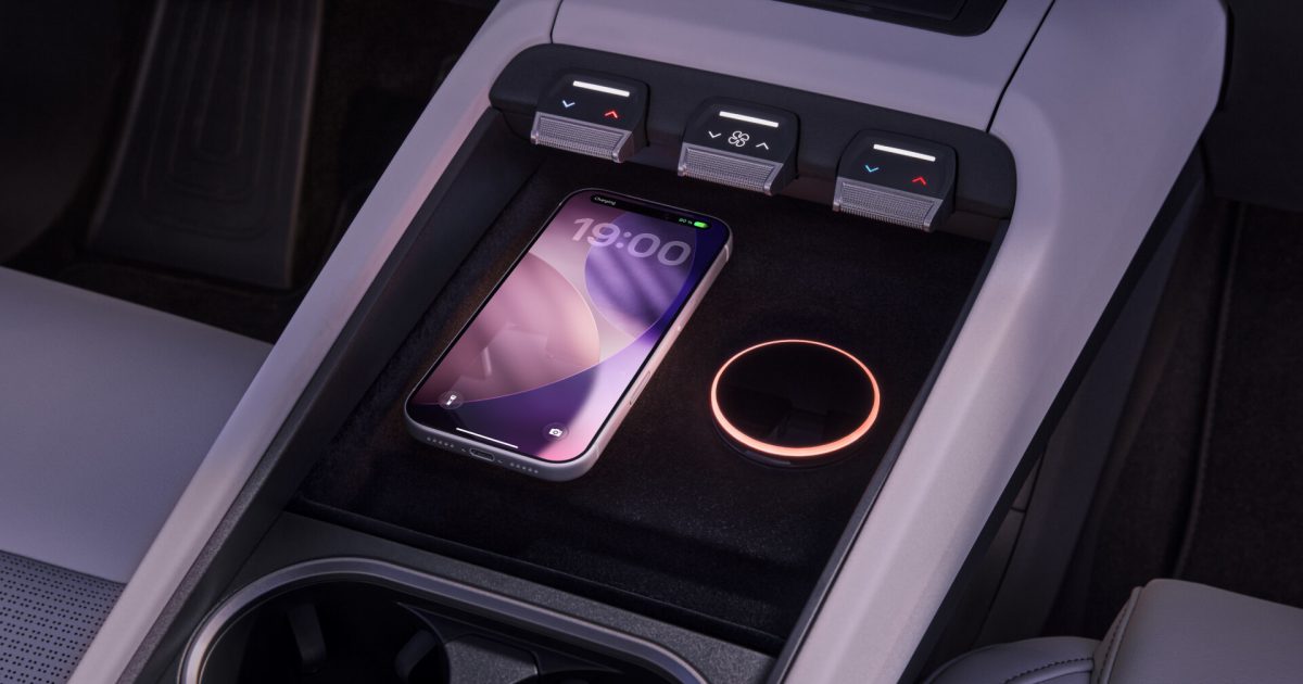 Bezdrátové nabíjení Qi2 v interiéru vozu Škoda