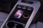 Bezdrátové nabíjení Qi2 v interiéru vozu Škoda