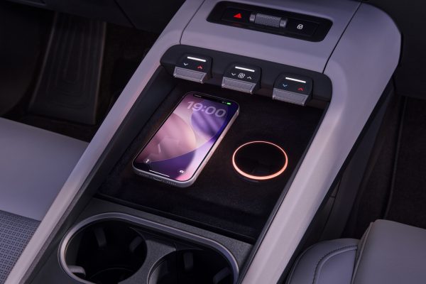 Bezdrátové nabíjení Qi2 v interiéru vozu Škoda