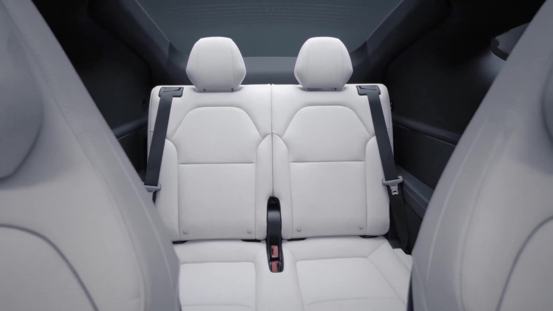 Třetí řada sedadel Tesla Model Y L se světlým čalouněním Zen Gray