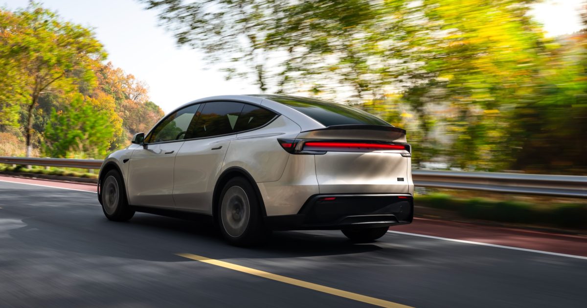 Tesla Model Y L (2026) zezadu za jízdy, prodloužené šestimístné elektrické SUV