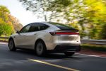 Tesla Model Y L (2026) zezadu za jízdy, prodloužené šestimístné elektrické SUV