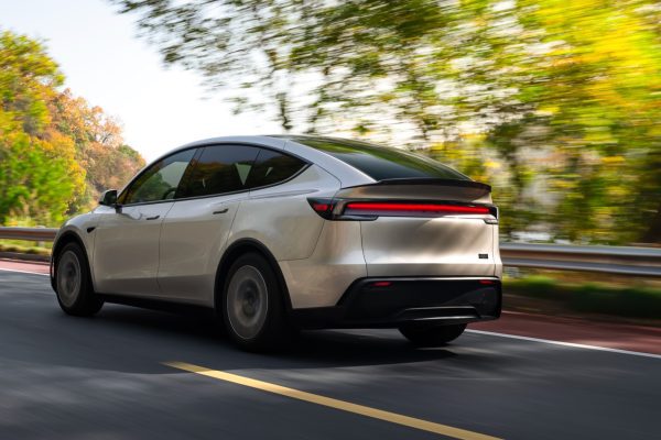 Tesla Model Y L (2026) zezadu za jízdy, prodloužené šestimístné elektrické SUV