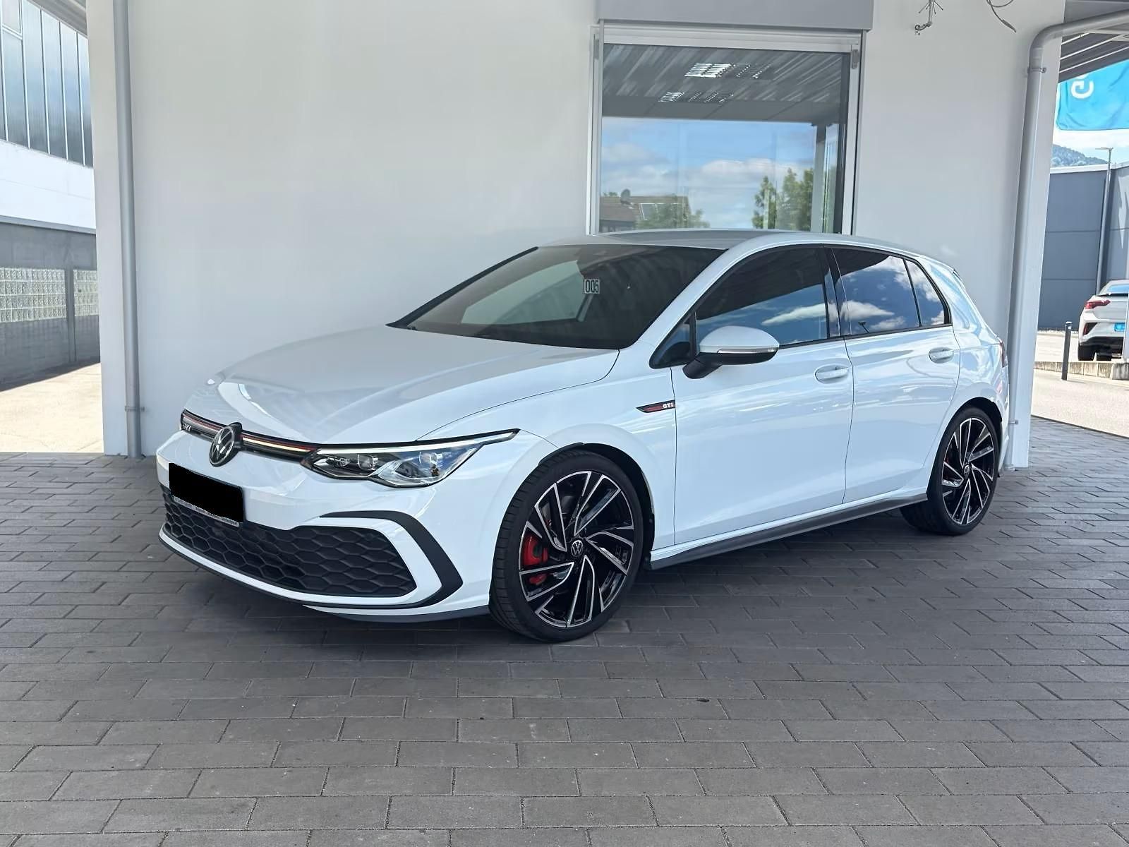 Bílý Volkswagen Golf z nabídky ojetých vozů