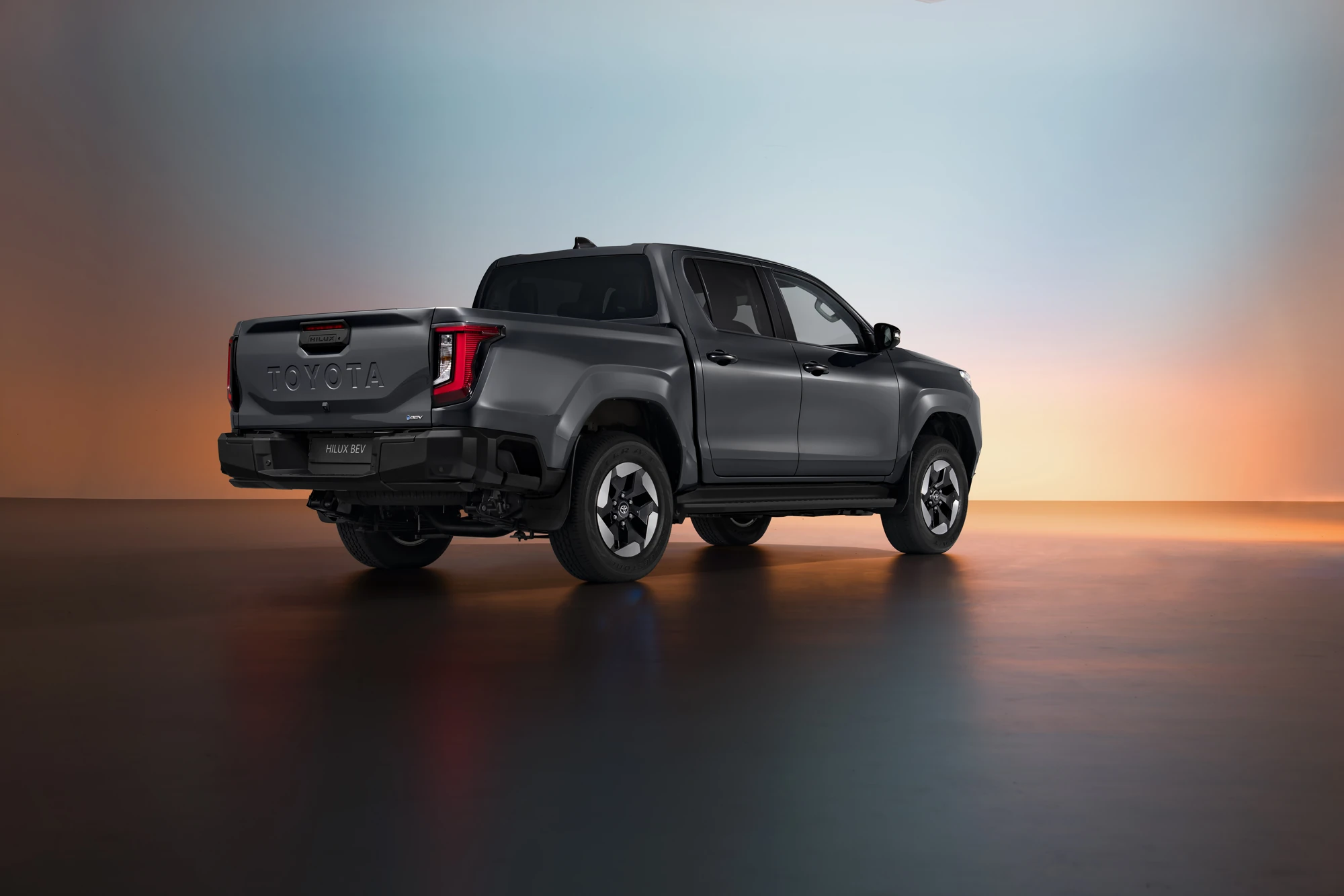 Elektrická Toyota Hilux BEV deváté generace zezadu