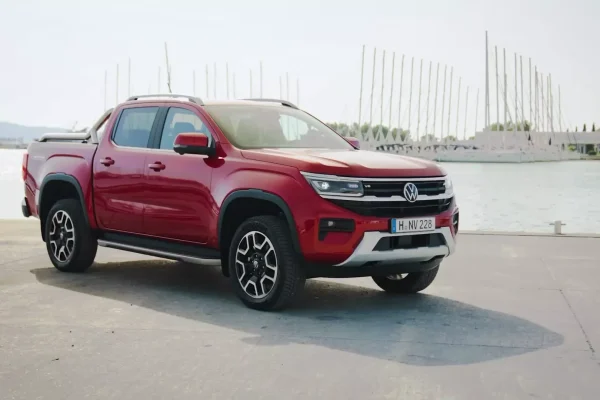 Současný Volkswagen Amarok z předního tříčtvrtečního pohledu