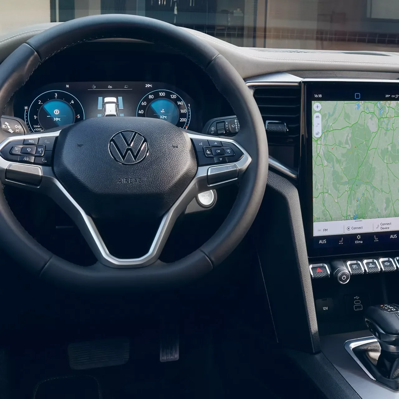 Volant, digitální přístrojový štít a středový displej současného Volkswagenu Amarok