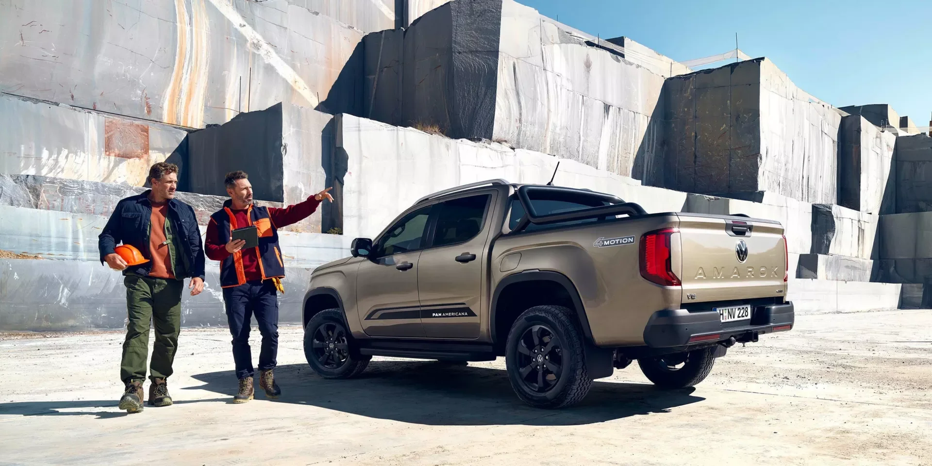 Současný Volkswagen Amarok zezadu v kamenolomu