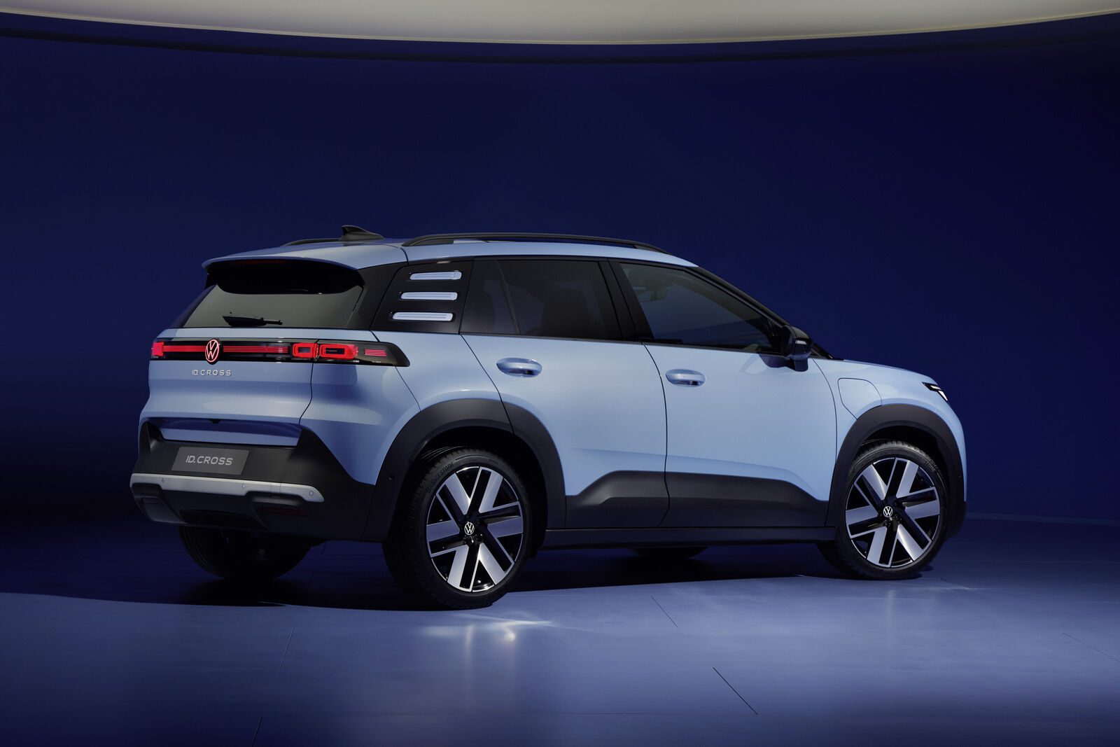 Volkswagen ID. Cross zezadu ve studiovém prostředí