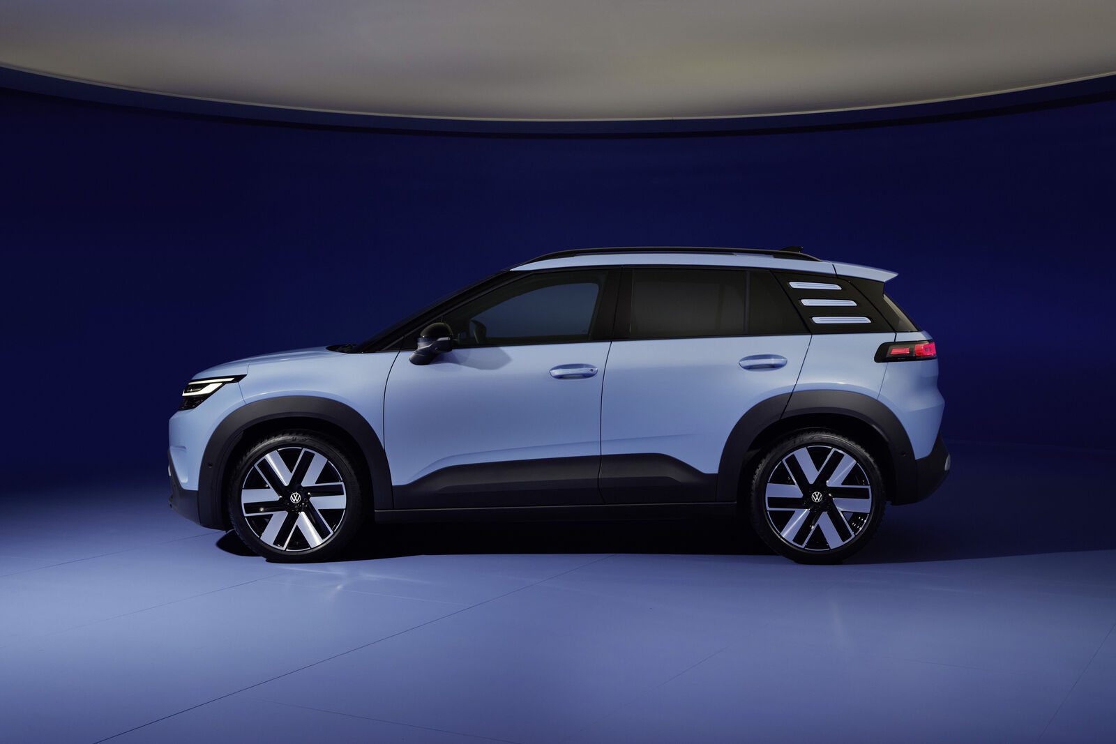 Volkswagen ID. Cross z boku ve studiovém prostředí