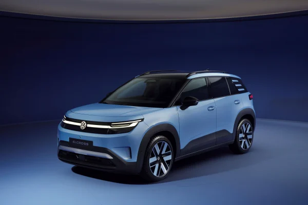 Modrý Volkswagen ID. Cross zepředu ve studiu, ilustrační snímek modelu