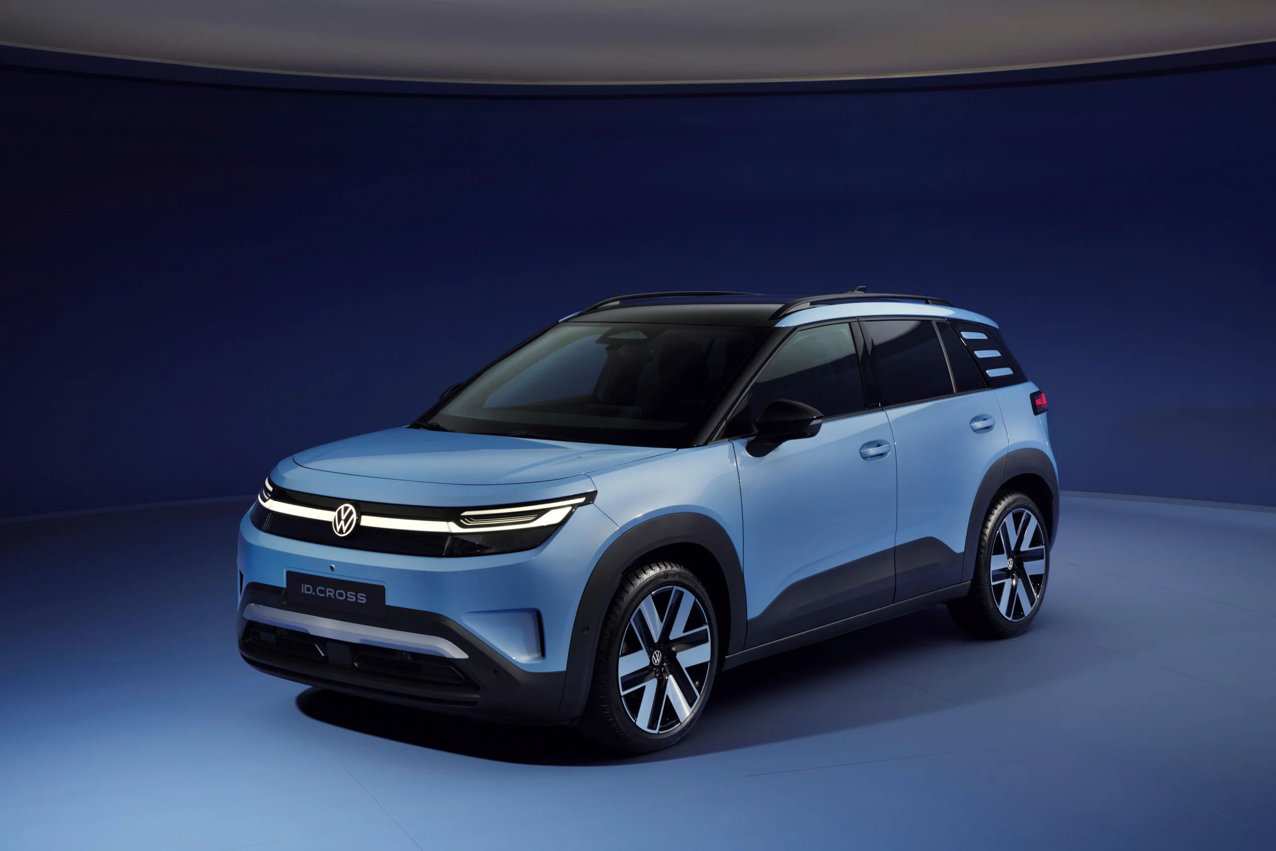 Volkswagen ID. Cross zepředu ve studiovém prostředí