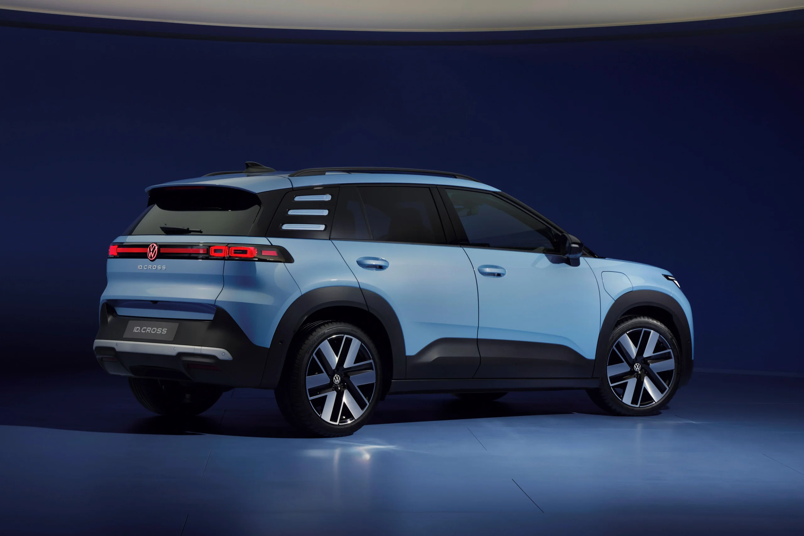 Volkswagen ID. Cross zezadu ve studiovém prostředí