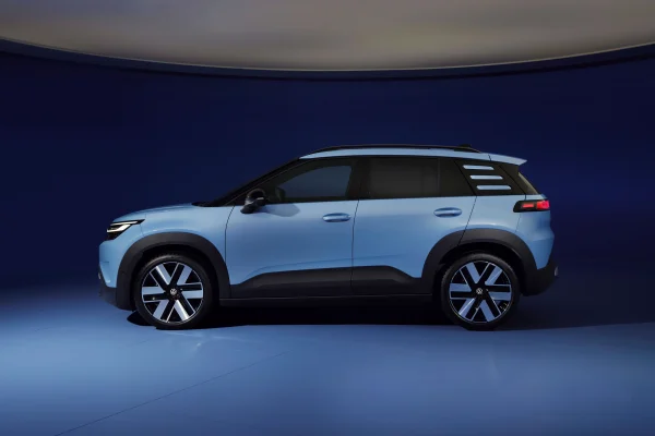 Volkswagen ID. Cross z boku ve studiovém prostředí