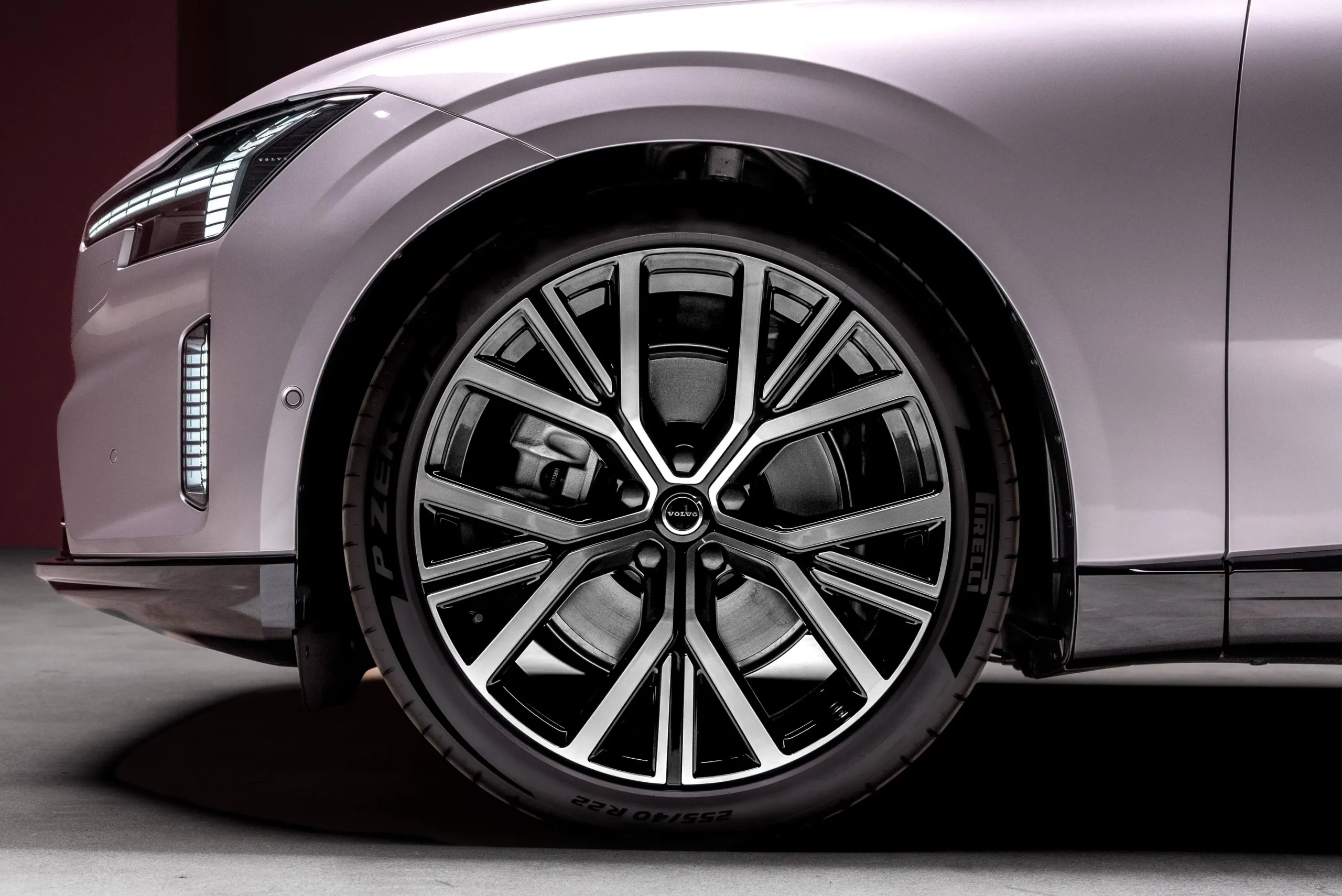 Detail předního kola Volvo ES90 k pasáži o podvozku