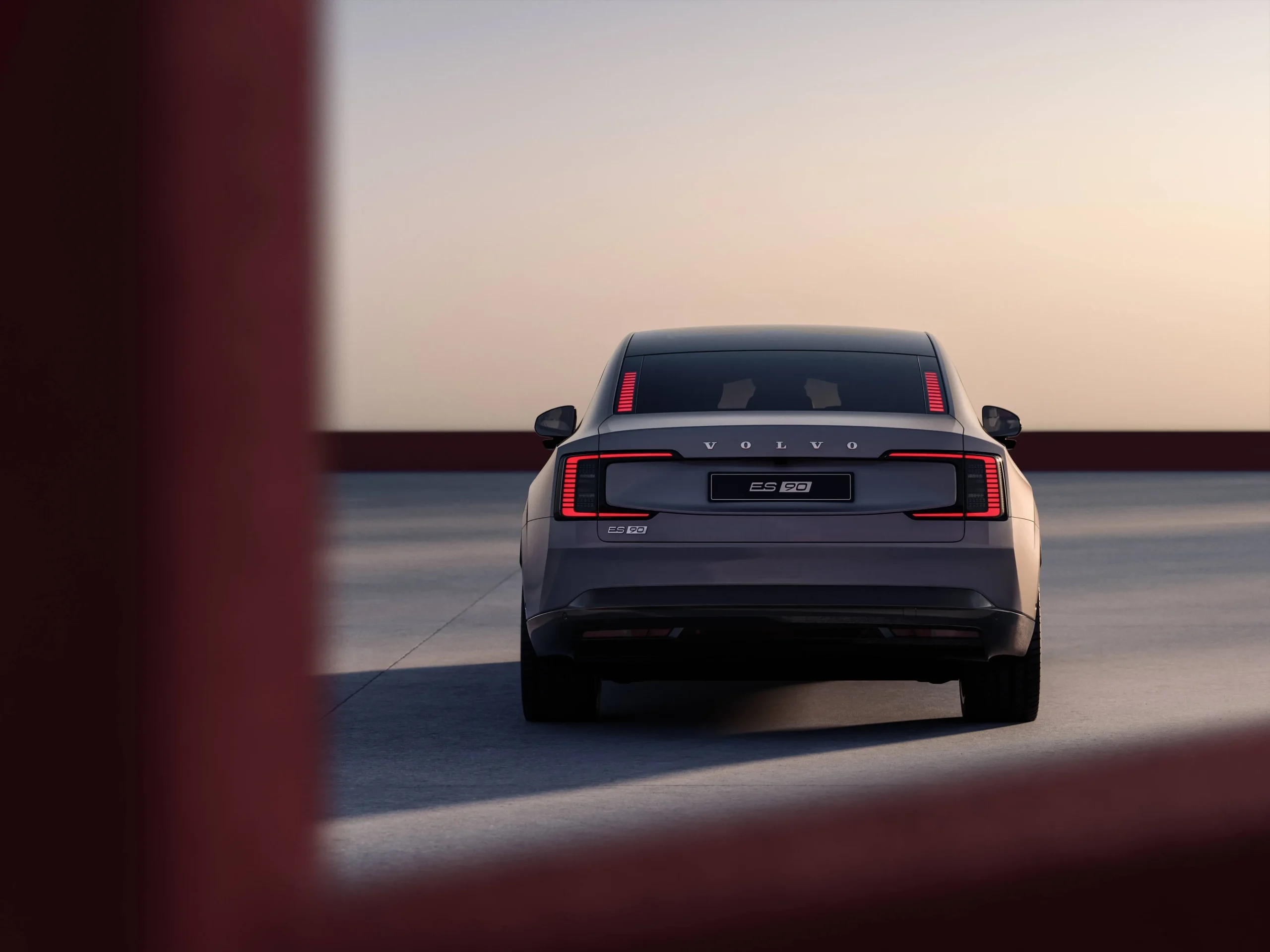 Zadní pohled na Volvo ES90 k pasáži o dálkovém dojezdu a rychlém nabíjení