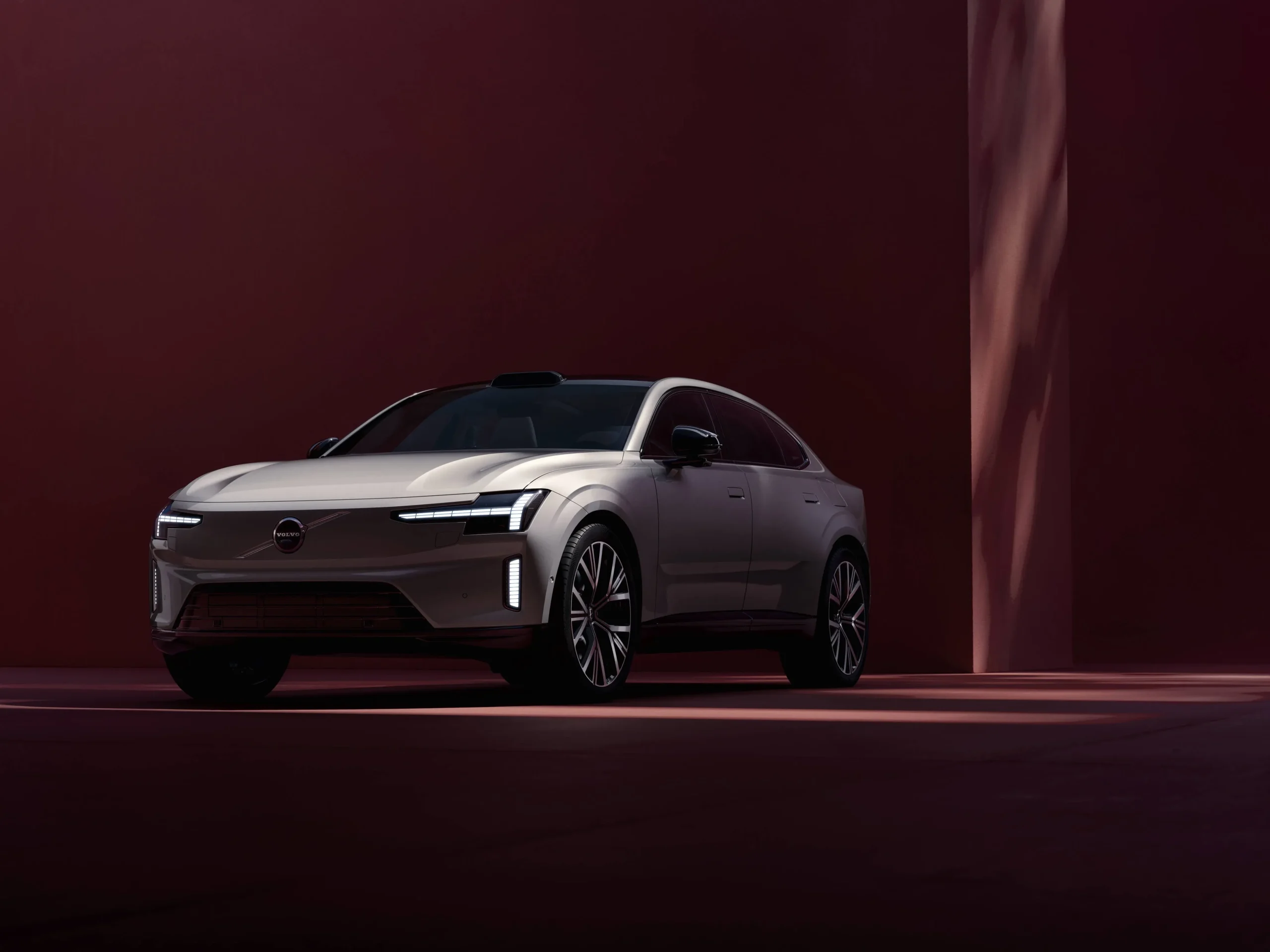 Volvo ES90, nízký elektrický fastback, v předním tříčtvrtečním pohledu